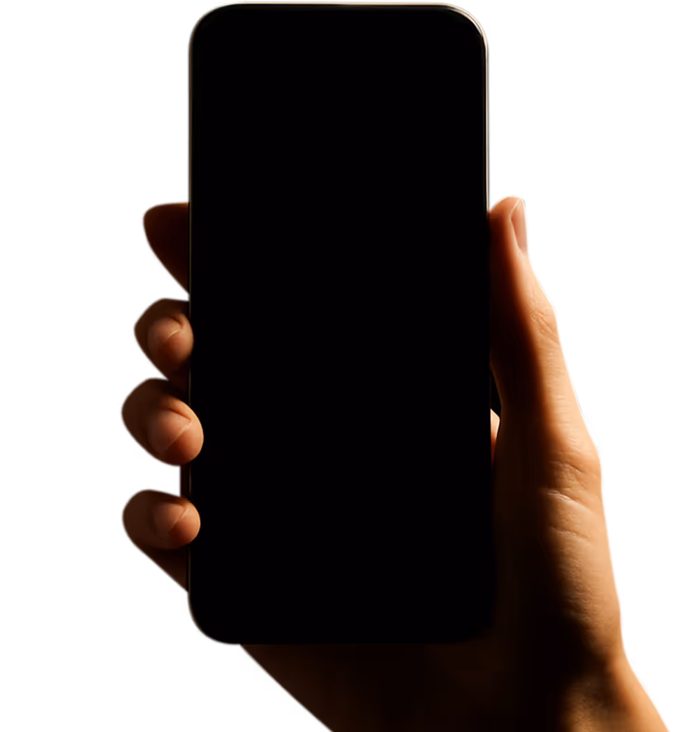 Mano sosteniendo un celular con la app de Korvo